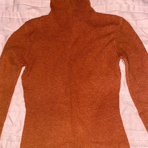 Burnt orange aritzia turtleneck pullover sweater - Picture 4 of 4